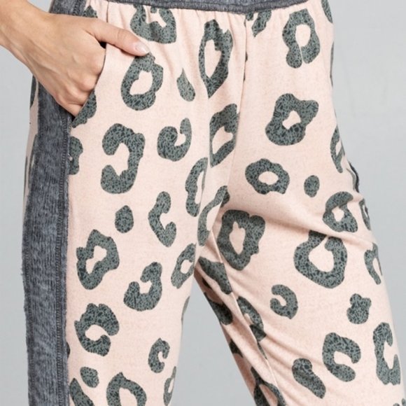 Comfy Leopard print jogger pants pink blush - Picture 6 of 6